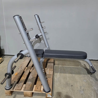 Matrix Olympia Flachdrückerbank, Olympic Flat Bench, Bankdrückbank Flach mit Ablagen für Bankdrücken, Rahmenfarbe Silber, gebraucht mit Gebrauchsspuren