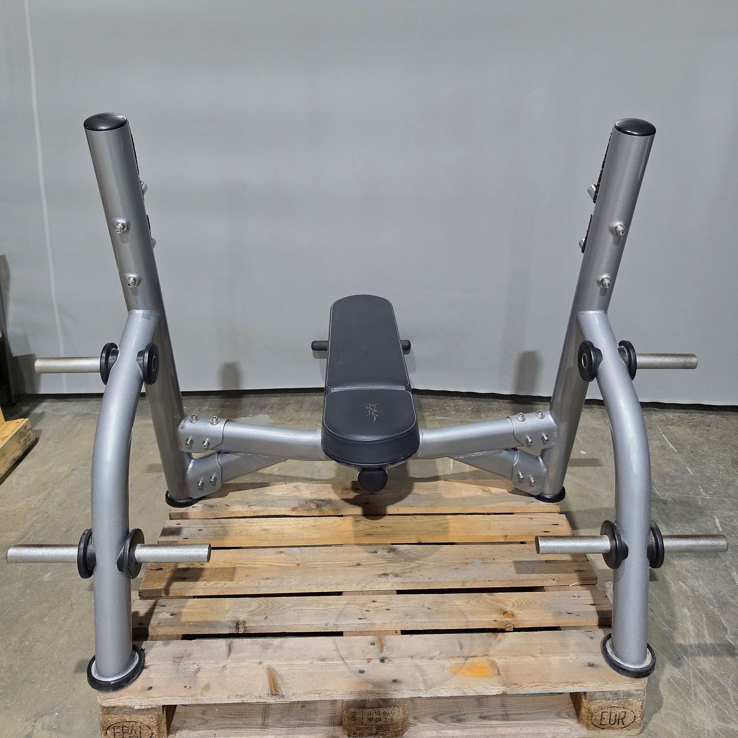 Matrix Olympia Flachdrückerbank, Olympic Flat Bench, Bankdrückbank Flach mit Ablagen für Bankdrücken, Rahmenfarbe Silber, gebraucht mit Gebrauchsspuren