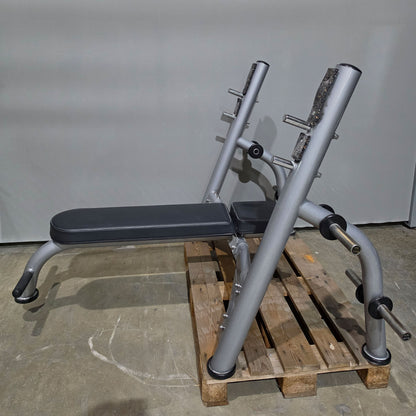 Matrix Olympia Flachdrückerbank, Olympic Flat Bench, Bankdrückbank Flach mit Ablagen für Bankdrücken, Rahmenfarbe Silber, gebraucht mit Gebrauchsspuren