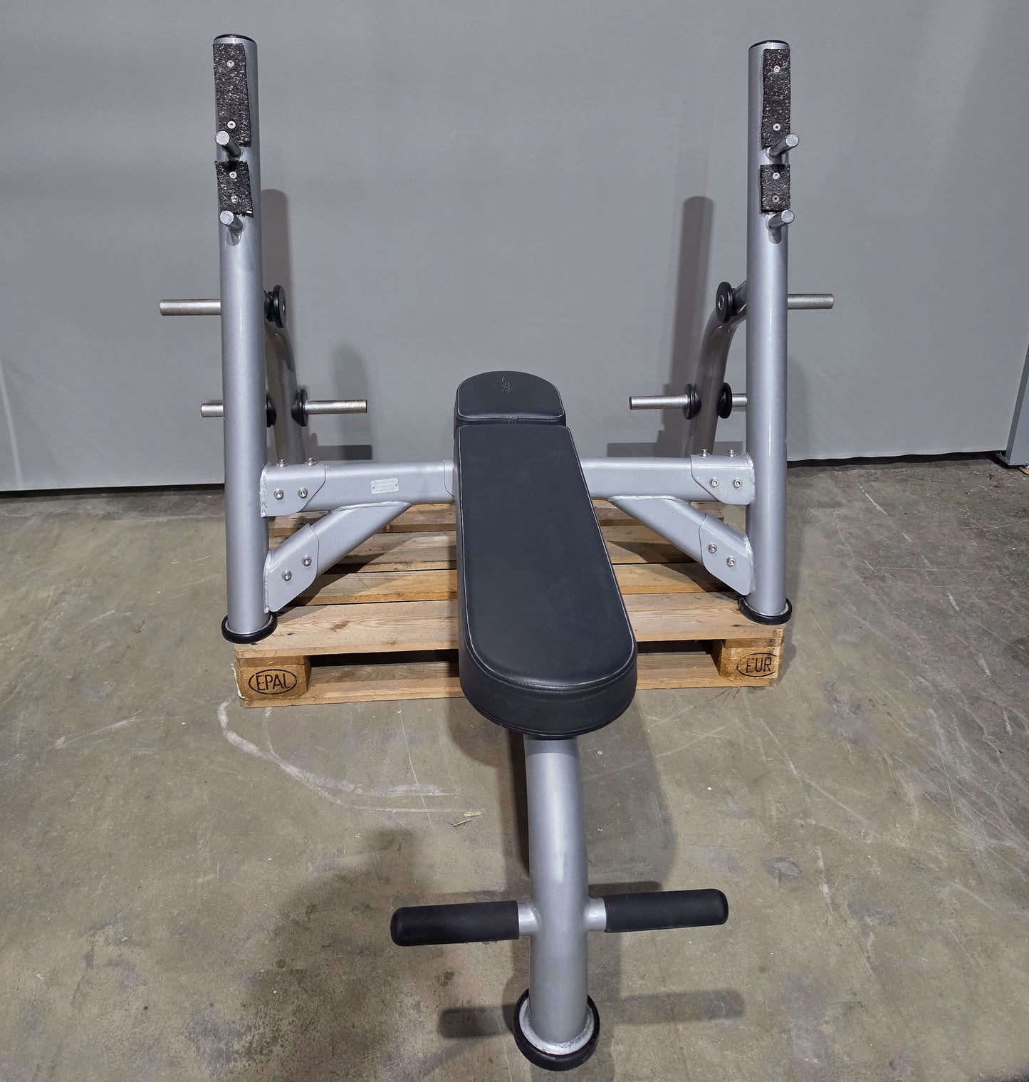 Matrix Olympia Flachdrückerbank, Olympic Flat Bench, Bankdrückbank Flach mit Ablagen für Bankdrücken, Rahmenfarbe Silber, gebraucht mit Gebrauchsspuren