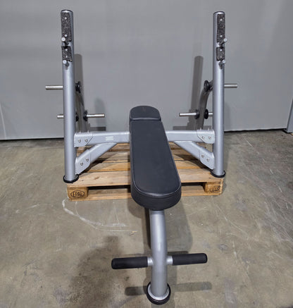 Matrix Olympia Flachdrückerbank, Olympic Flat Bench, Bankdrückbank Flach mit Ablagen für Bankdrücken, Rahmenfarbe Silber, gebraucht mit Gebrauchsspuren