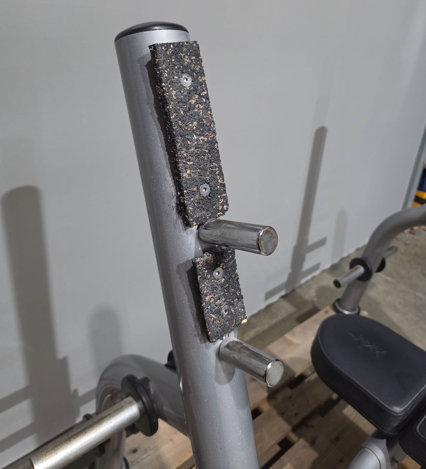 Matrix Olympia Flachdrückerbank, Olympic Flat Bench, Bankdrückbank Flach mit Ablagen für Bankdrücken, Rahmenfarbe Silber, gebraucht mit Gebrauchsspuren
