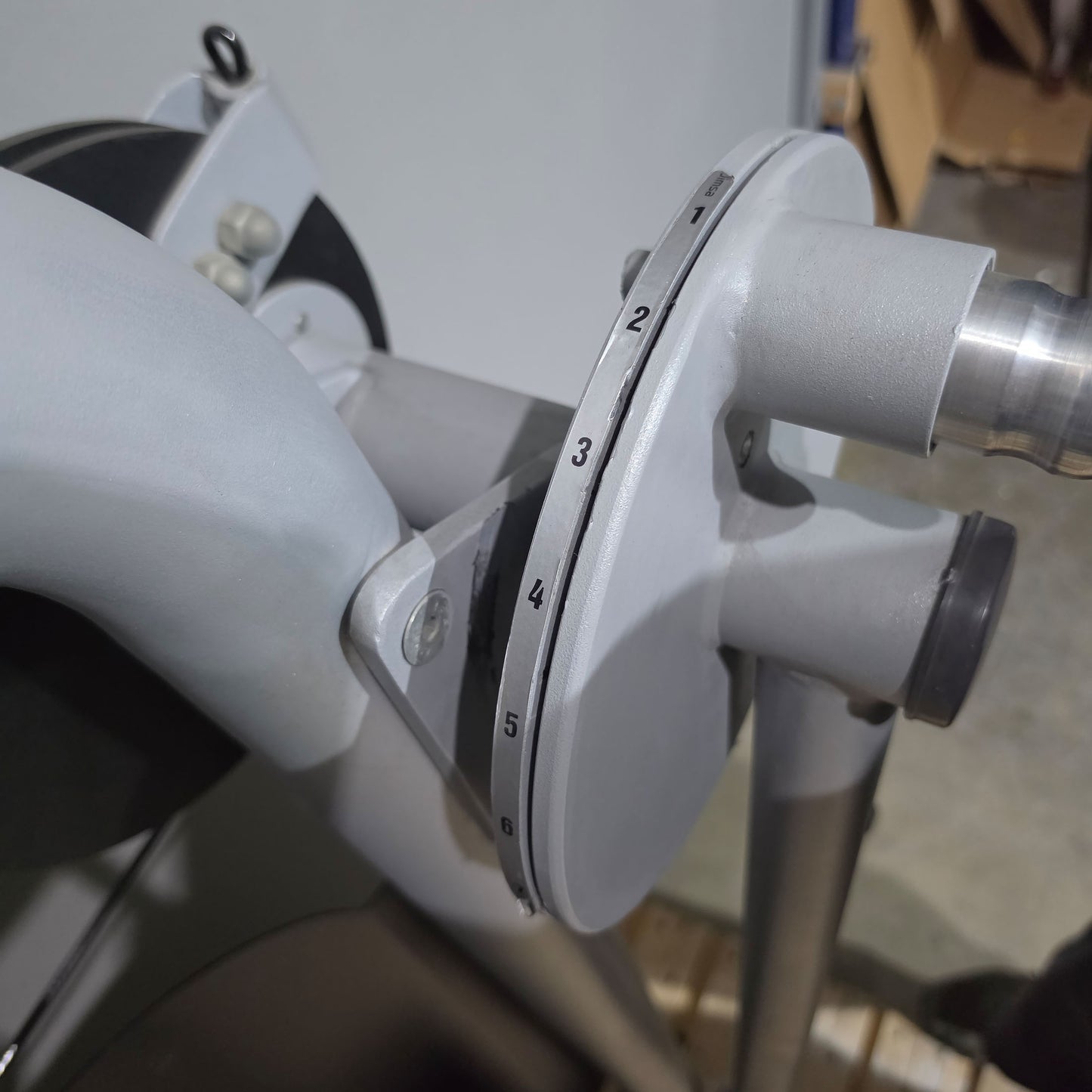 Jimsa Gluteusmaschine, Glutes Kick Radial, Pomaschine stehend, Farbe Silber-Grau, gebraucht - geprüfter Zustand mit Gebrauchsspuren