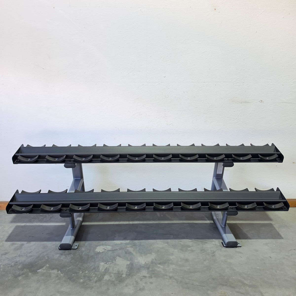 Matrix Kurzhantelständer für 10 Paare, Magnum 10-Pair Pro-Style Dumbbell Rack MG-A510, mit Ablageschalen, Farbe Silber, gebraucht - guter geprüfter Zustand