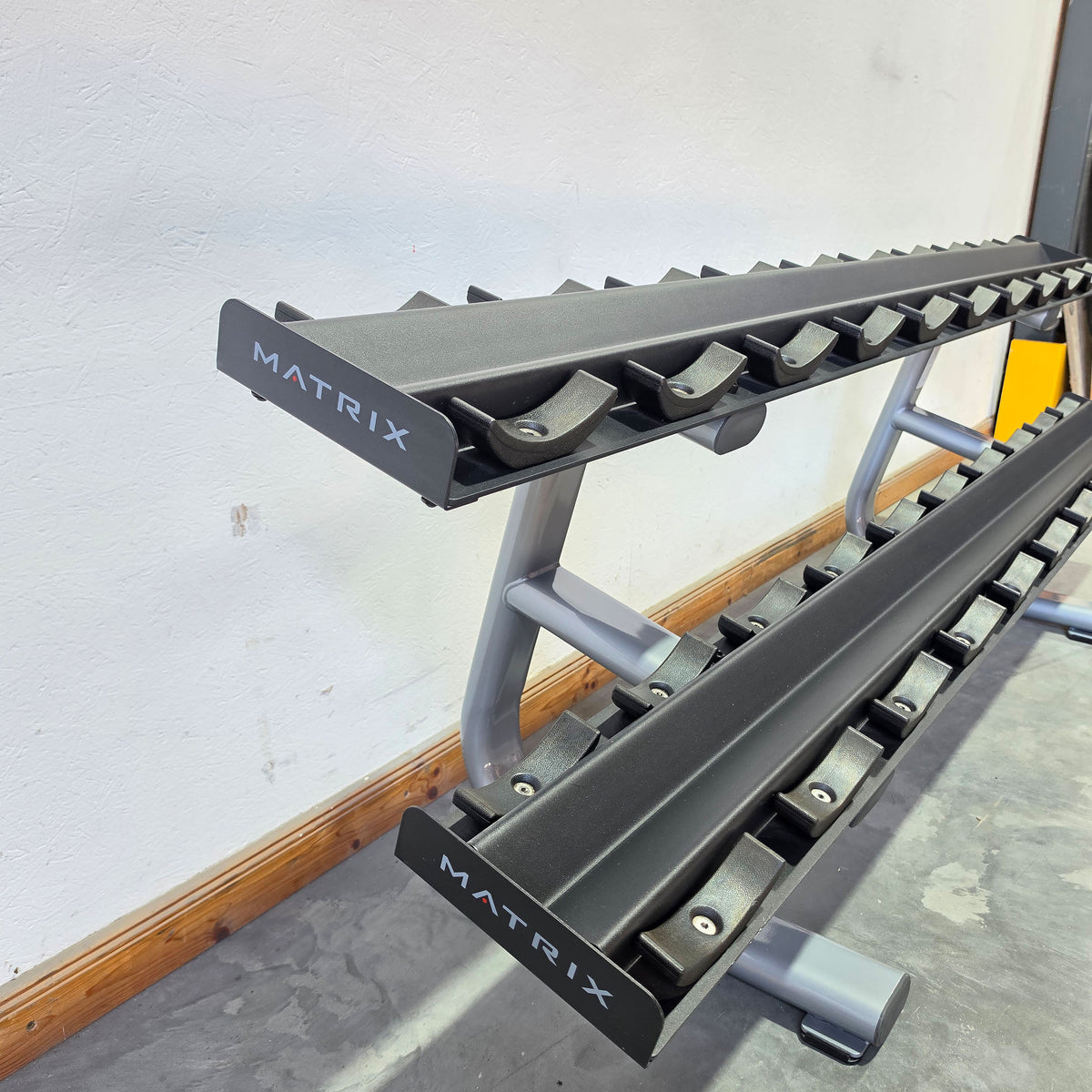 Matrix Kurzhantelständer für 10 Paare, Magnum 10-Pair Pro-Style Dumbbell Rack MG-A510, mit Ablageschalen, Farbe Silber, gebraucht - guter geprüfter Zustand