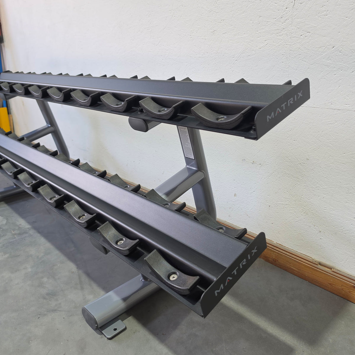 Matrix Kurzhantelständer für 10 Paare, Magnum 10-Pair Pro-Style Dumbbell Rack MG-A510, mit Ablageschalen, Farbe Silber, gebraucht - guter geprüfter Zustand