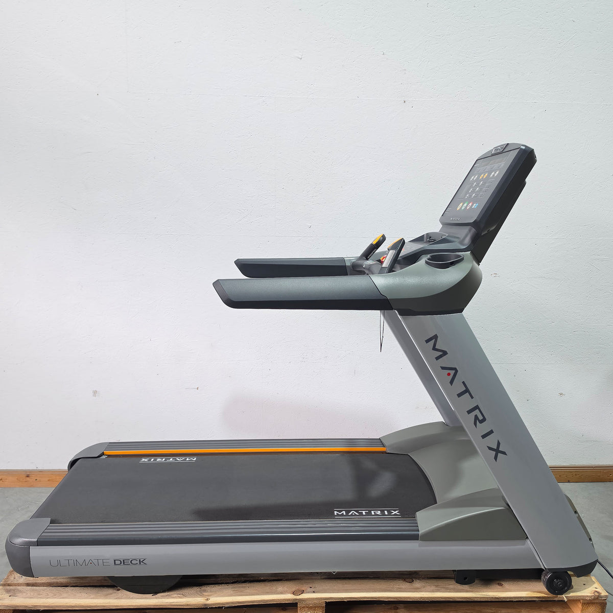 Matrix T5X Treadmill, new model, LED display, used - refurbished condition incl. new running belt