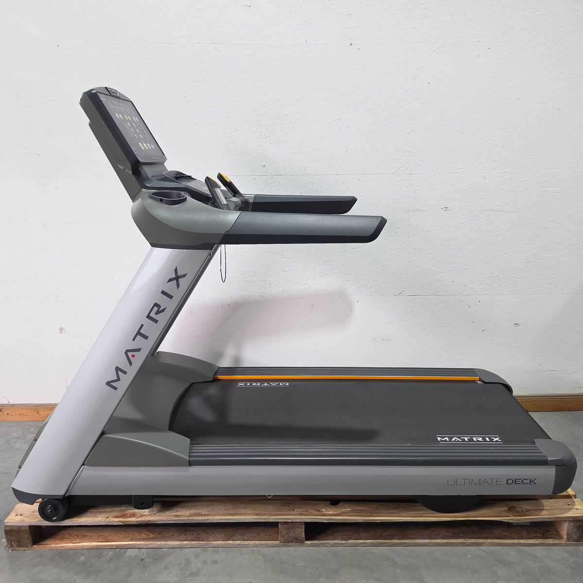 Matrix T5X Treadmill, new model, LED display, used - refurbished condition incl. new running belt