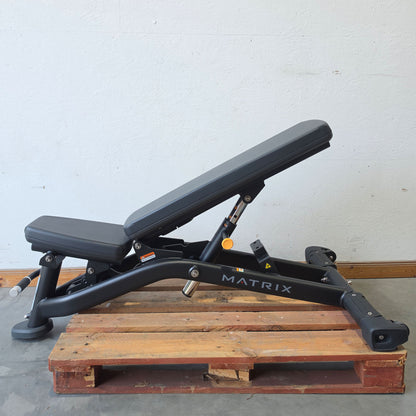 Matrix Magnum MG-A82 Universalbank verstellbar, Hantelbank ohne Ablage, Magnum Multi-adjustable Bench LP, Rahmenfarbe Schwarz, gebraucht - überholter Zustand