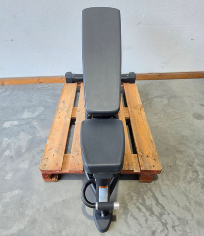 Matrix Magnum MG-A82 Universalbank verstellbar, Hantelbank ohne Ablage, Magnum Multi-adjustable Bench LP, Rahmenfarbe Schwarz, gebraucht - überholter Zustand