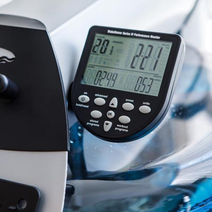 WaterRower Monitor auf Rudergerät mit Wasserbehälter.