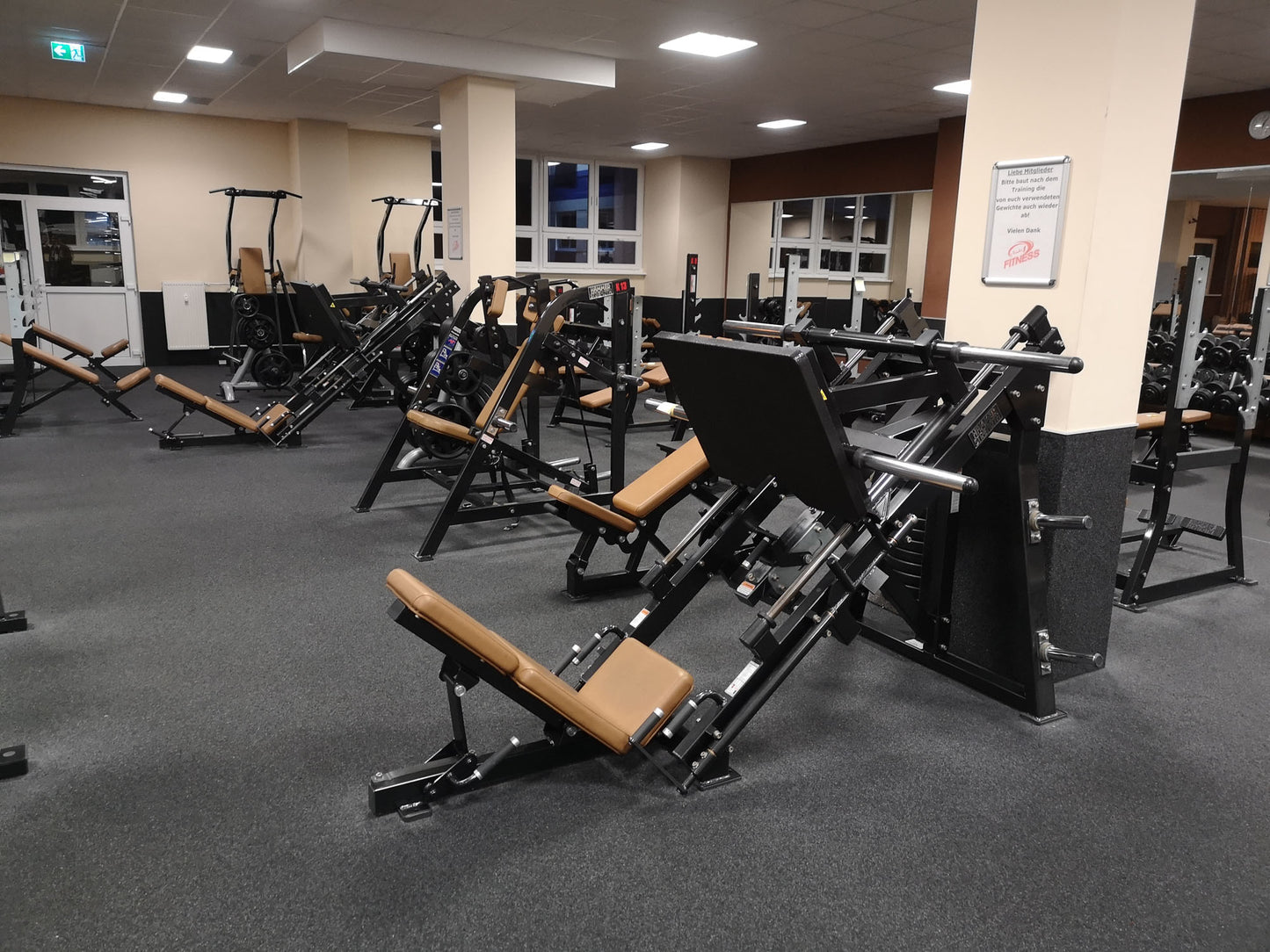 Life Fitness & Hammer Strength - 93 Fitnessgeräte - Kraftgeräte, Cardiogeräte, Plate loaded Geräte, Bänke etc - komplettes Fitnessstudio - gebraucht - TOP Zustand