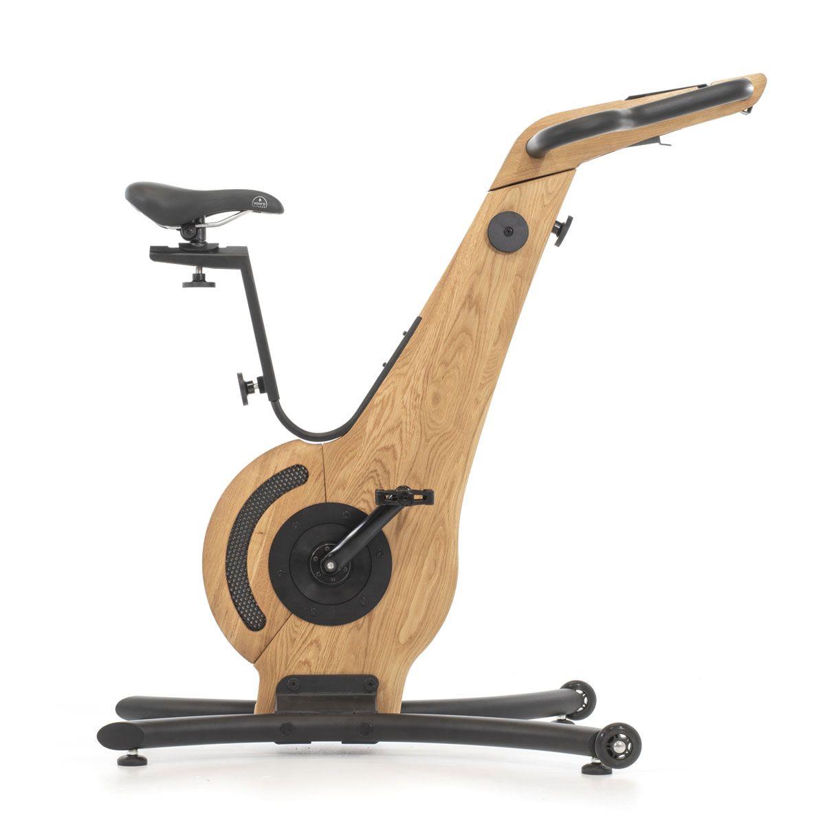Holzspinningbike mit Sattel und Pedalen, seitliche Ansicht.
