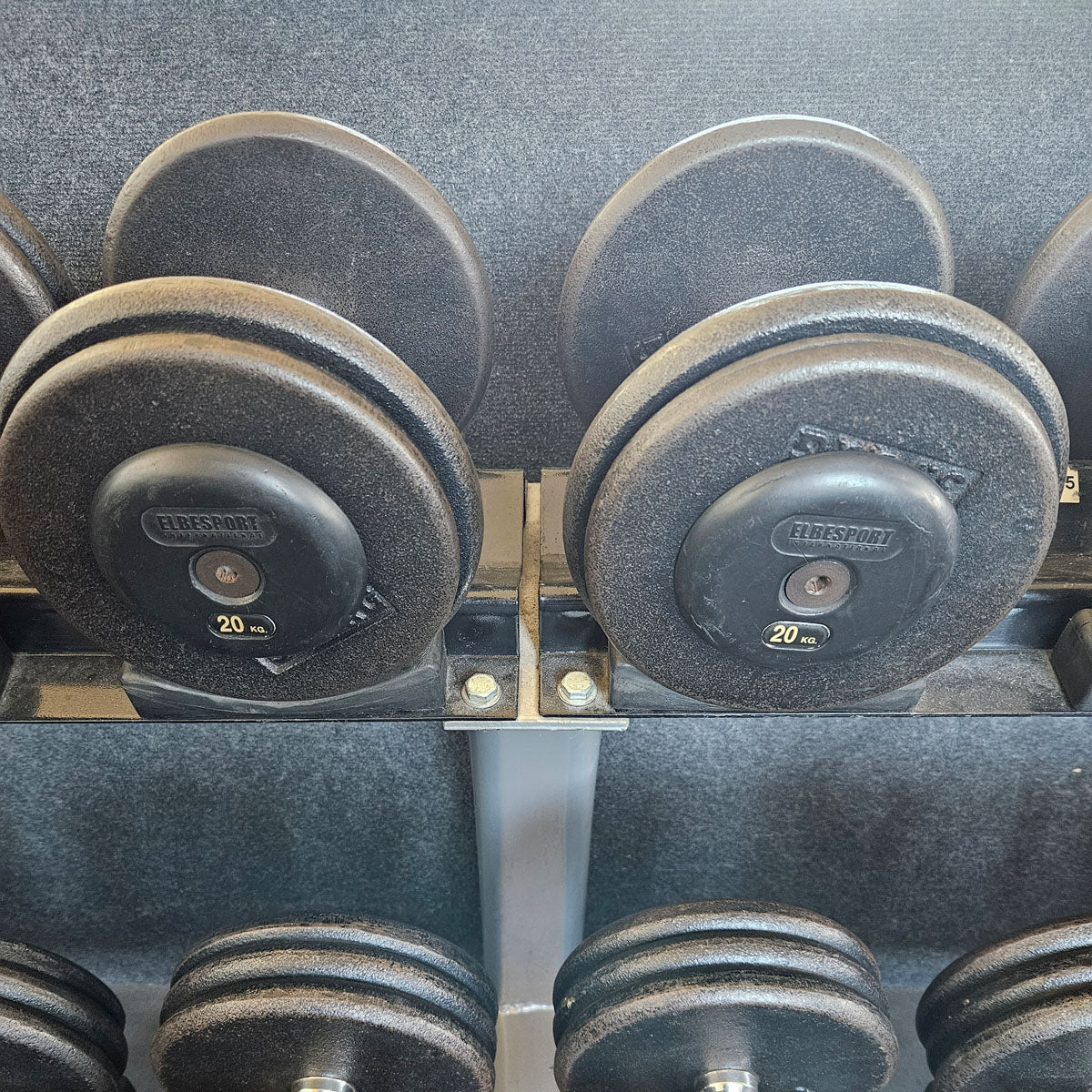ElbeSport Kurzhantelsatz aus Guss von 2,5 bis 60kg in 2,5kg Stufen ( 24 Paare ) Oldschool, INKLUSIVE Kurzhantelablagen, gebraucht - mit Gebrauchsspuren