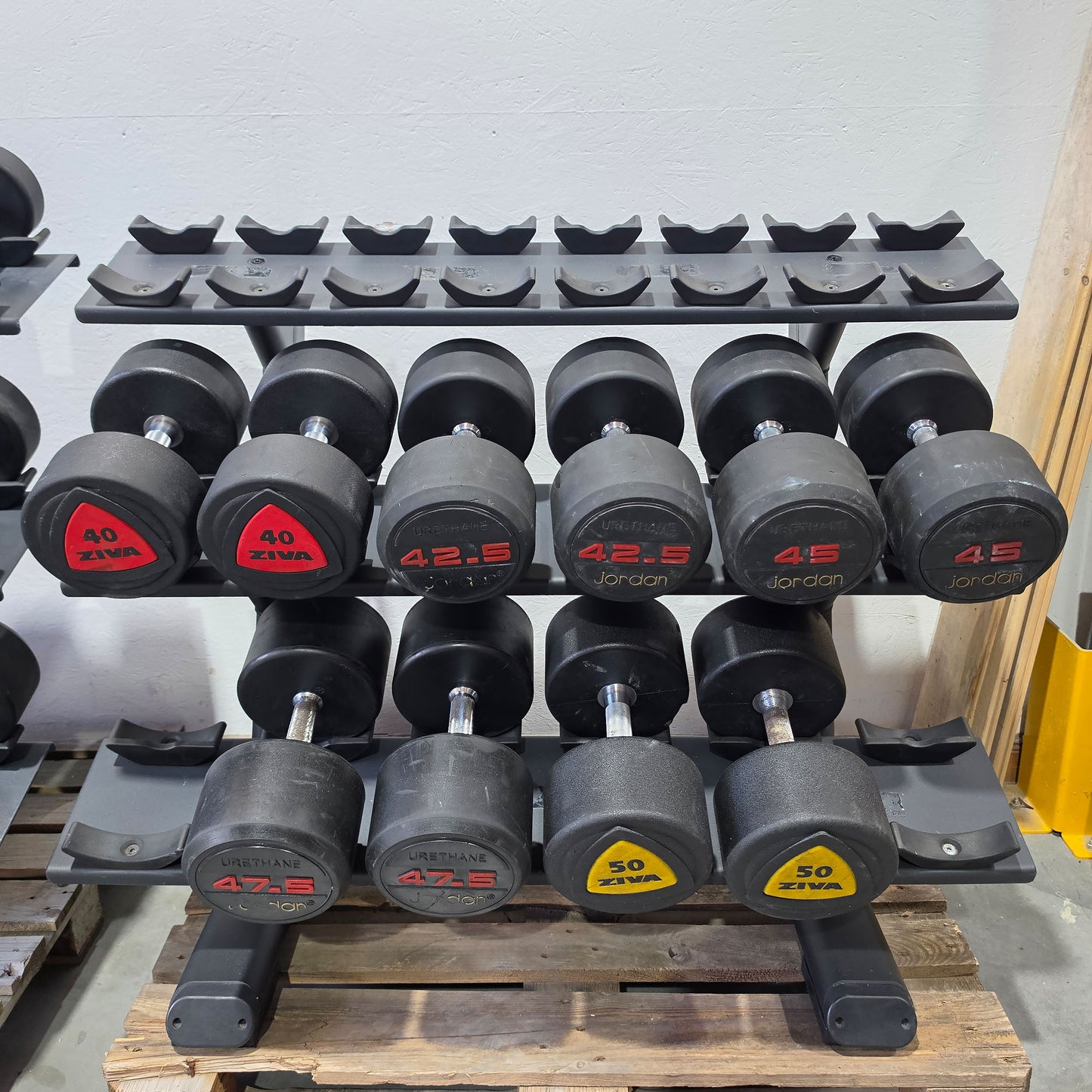 Jordan und Ziva Kurzhantelsatz aus Urethane 2,5 bis 50kg in 2,5kg Stufen ( 20 Paare ) Material ähnlich Gummi bzw Polyurethane, INKLUSIVE Precor Kurzhantelablagen, gebraucht - mit Gebrauchsspuren