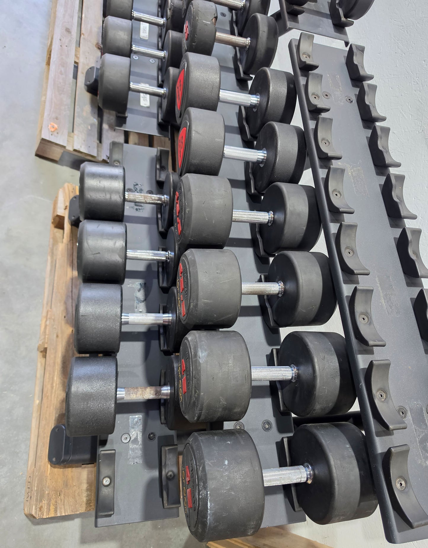 Jordan und Ziva Kurzhantelsatz aus Urethane 2,5 bis 50kg in 2,5kg Stufen ( 20 Paare ) Material ähnlich Gummi bzw Polyurethane, INKLUSIVE Precor Kurzhantelablagen, gebraucht - mit Gebrauchsspuren