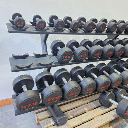 Jordan und Ziva Kurzhantelsatz aus Urethane 2,5 bis 50kg in 2,5kg Stufen ( 20 Paare ) Material ähnlich Gummi bzw Polyurethane, INKLUSIVE Precor Kurzhantelablagen, gebraucht - mit Gebrauchsspuren