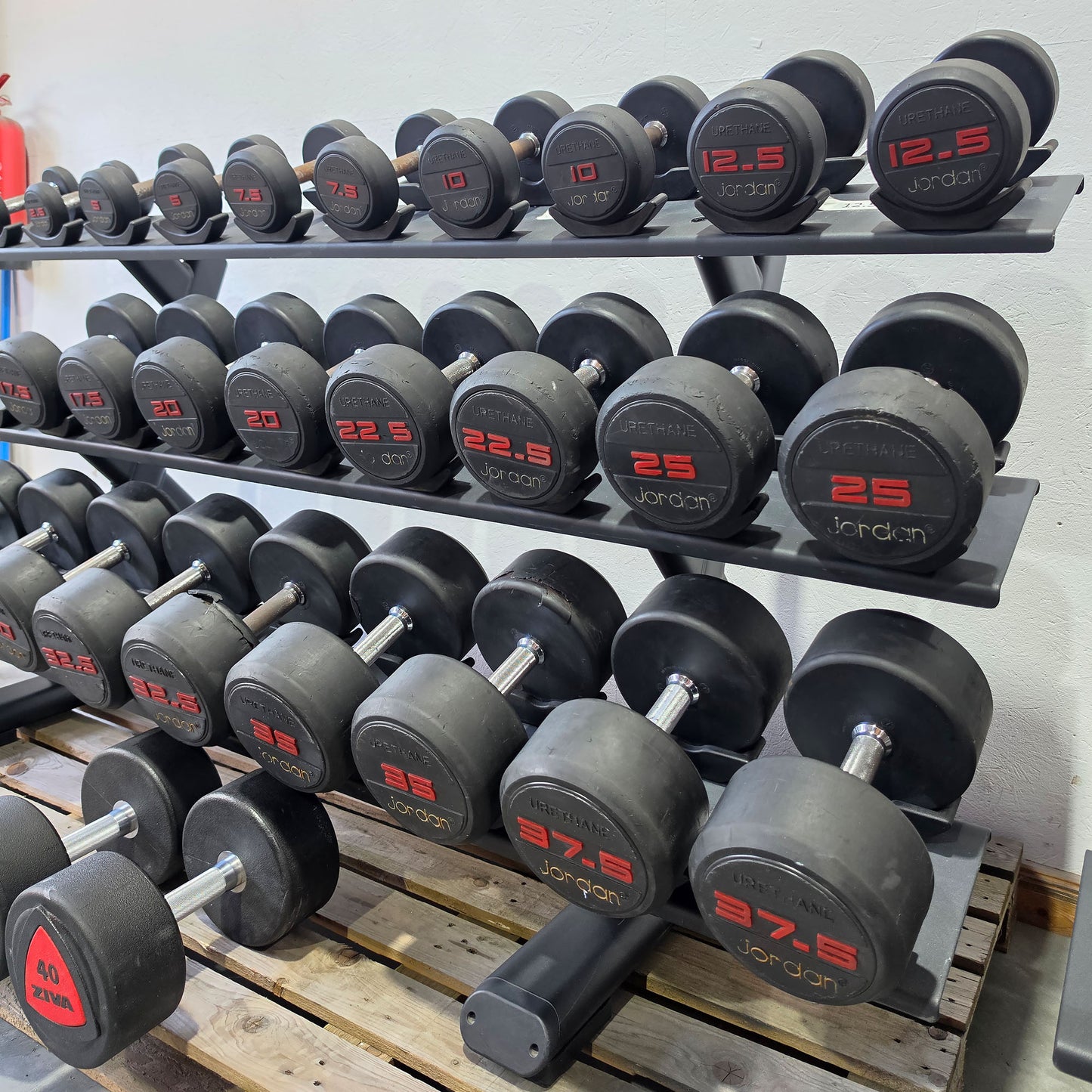 Jordan und Ziva Kurzhantelsatz aus Urethane 2,5 bis 50kg in 2,5kg Stufen ( 20 Paare ) Material ähnlich Gummi bzw Polyurethane, INKLUSIVE Precor Kurzhantelablagen, gebraucht - mit Gebrauchsspuren