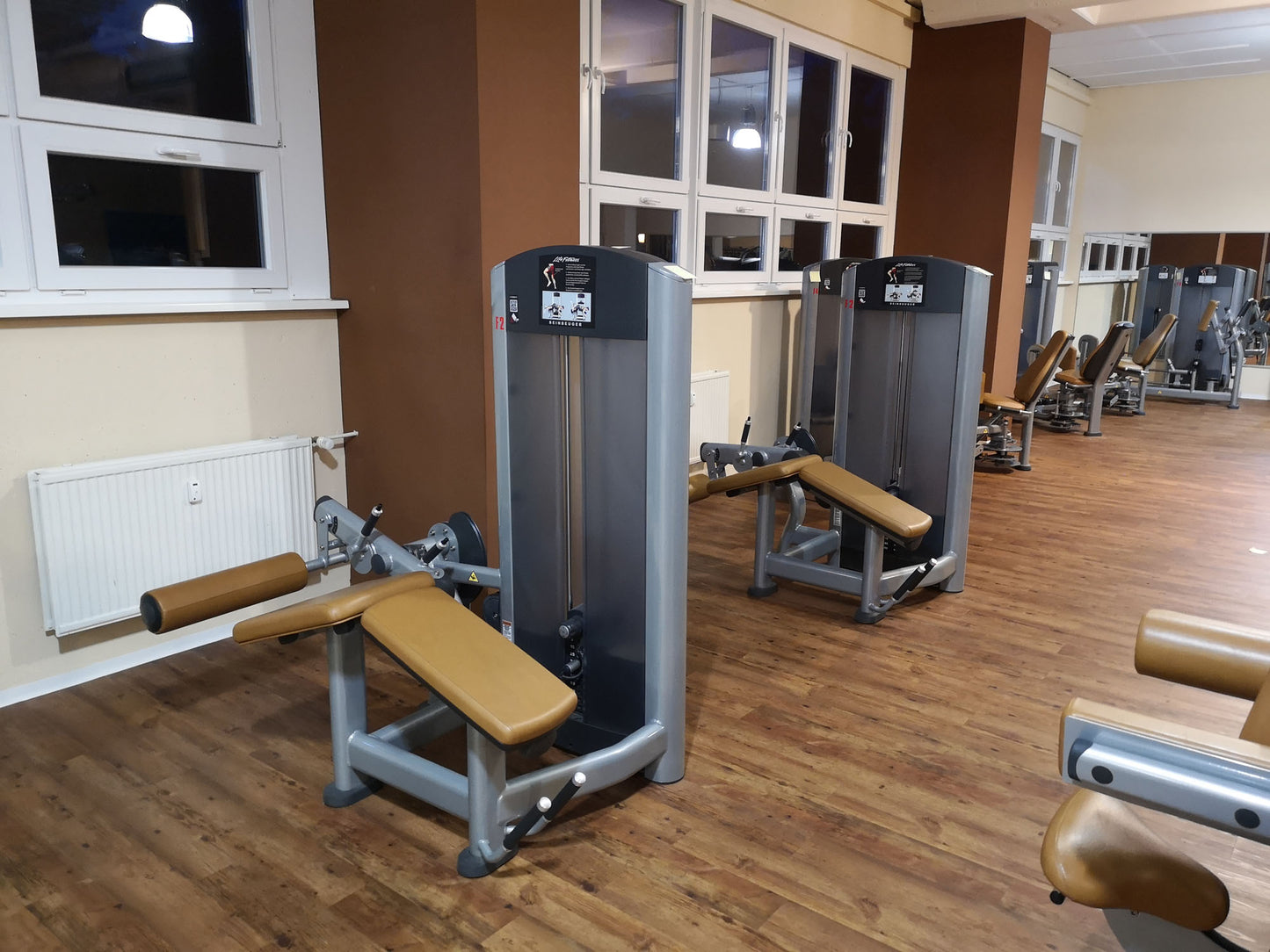 Life Fitness & Hammer Strength - 93 Fitnessgeräte - Kraftgeräte, Cardiogeräte, Plate loaded Geräte, Bänke etc - komplettes Fitnessstudio - gebraucht - TOP Zustand