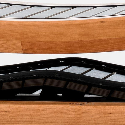 Holz- und Metallteile eines Fitnessgeräts, Markenname nicht sichtbar.