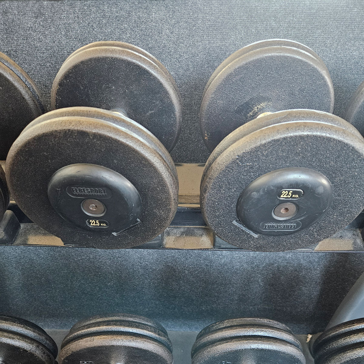ElbeSport Kurzhantelsatz aus Guss von 2,5 bis 60kg in 2,5kg Stufen ( 24 Paare ) Oldschool, INKLUSIVE Kurzhantelablagen, gebraucht - mit Gebrauchsspuren