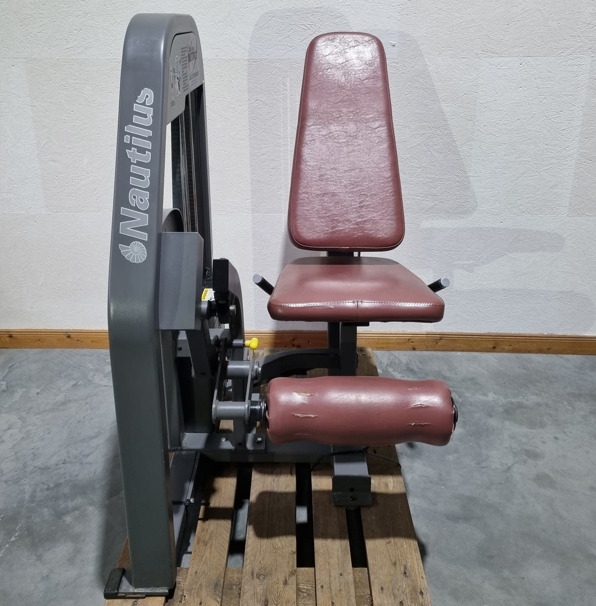 Nautilus Nitro leg extension and leg curl seated, 2 machines in a set, leg curl and leg extension seated, frame color anthracite, used - refurbished condition