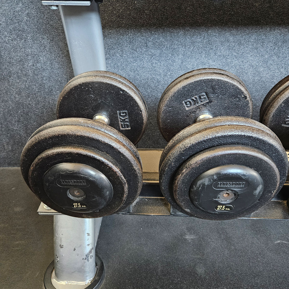 ElbeSport Kurzhantelsatz aus Guss von 2,5 bis 60kg in 2,5kg Stufen ( 24 Paare ) Oldschool, INKLUSIVE Kurzhantelablagen, gebraucht - mit Gebrauchsspuren