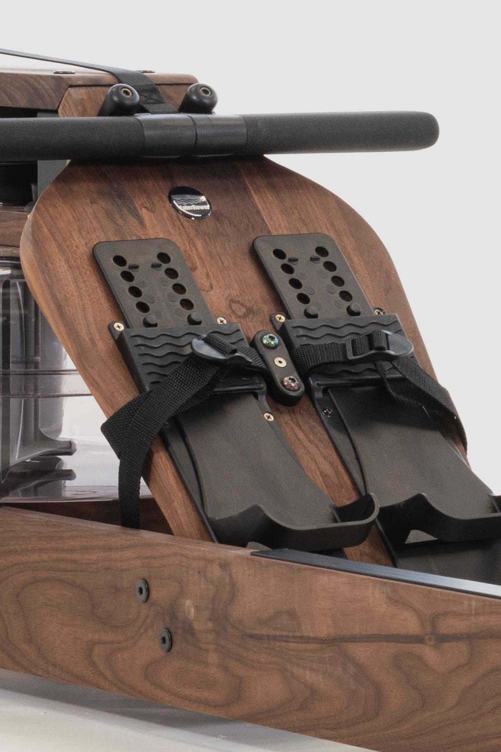 Rudergerät mit Fußstützen und WaterRower-Logo aus Holz.