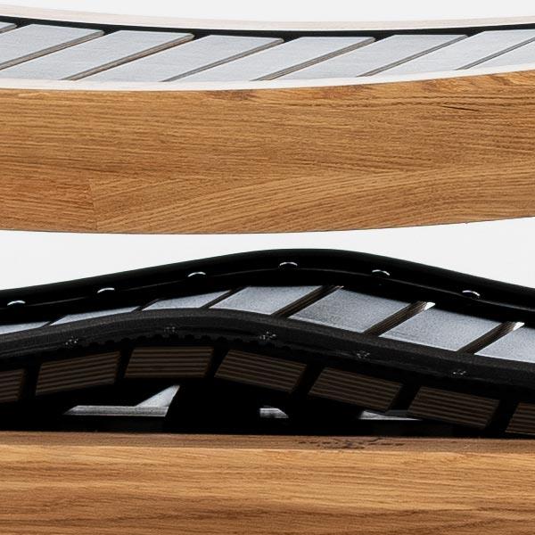 Laufband mit Holzverkleidung und gebogenem Design, Markenname nicht sichtbar.