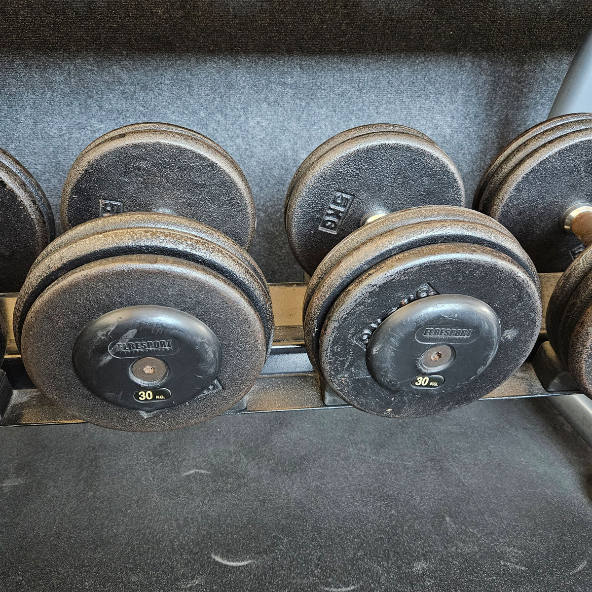 ElbeSport Kurzhantelsatz aus Guss von 2,5 bis 60kg in 2,5kg Stufen ( 24 Paare ) Oldschool, INKLUSIVE Kurzhantelablagen, gebraucht - mit Gebrauchsspuren