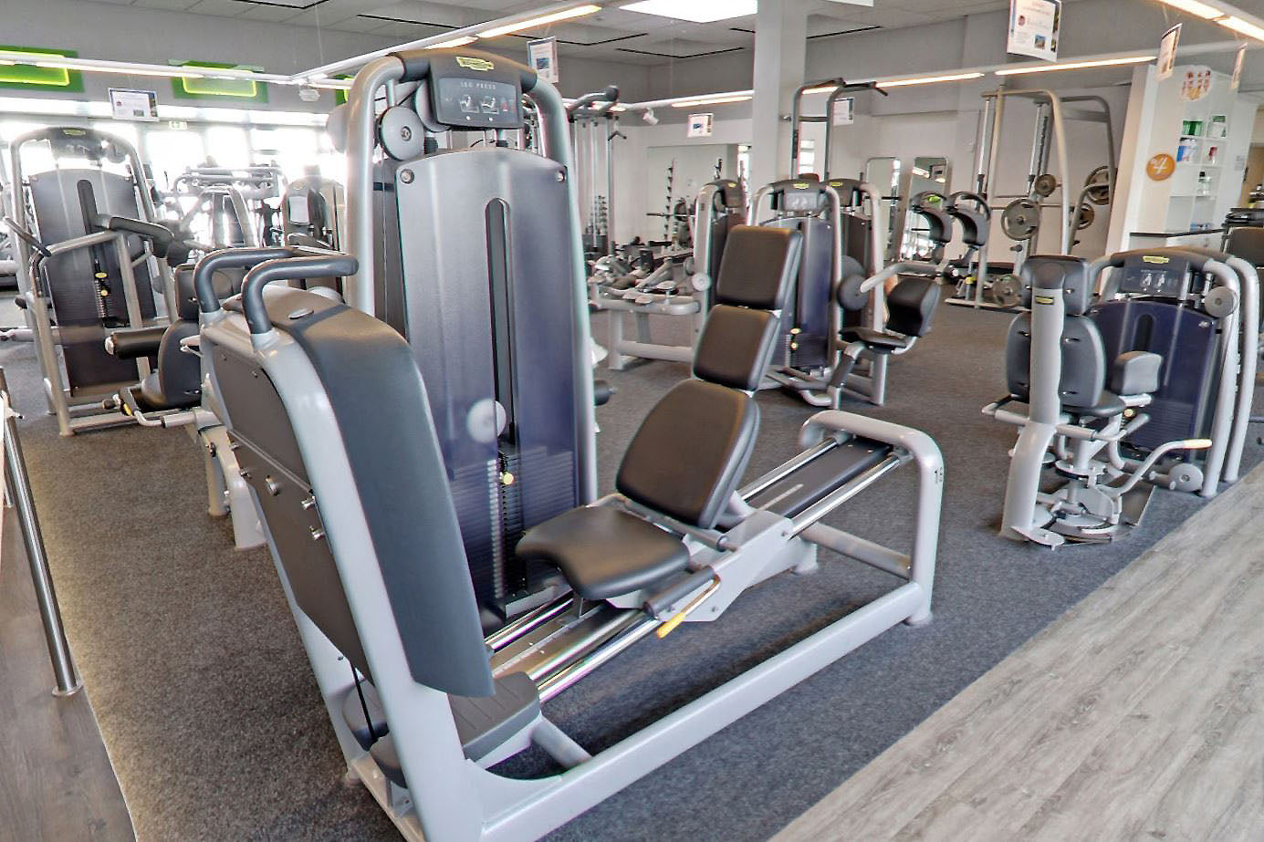 TechnoGym 15 Kraftgeräte im Set, Selection Line, Neue Version mit Plastikverkleidungen, gebraucht - überholter Zustand