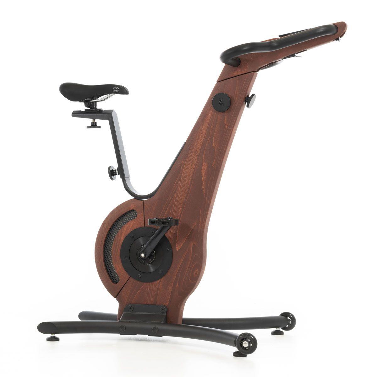 Holz-Design Heimtrainer mit Sattel und Pedalen, seitliche Ansicht.