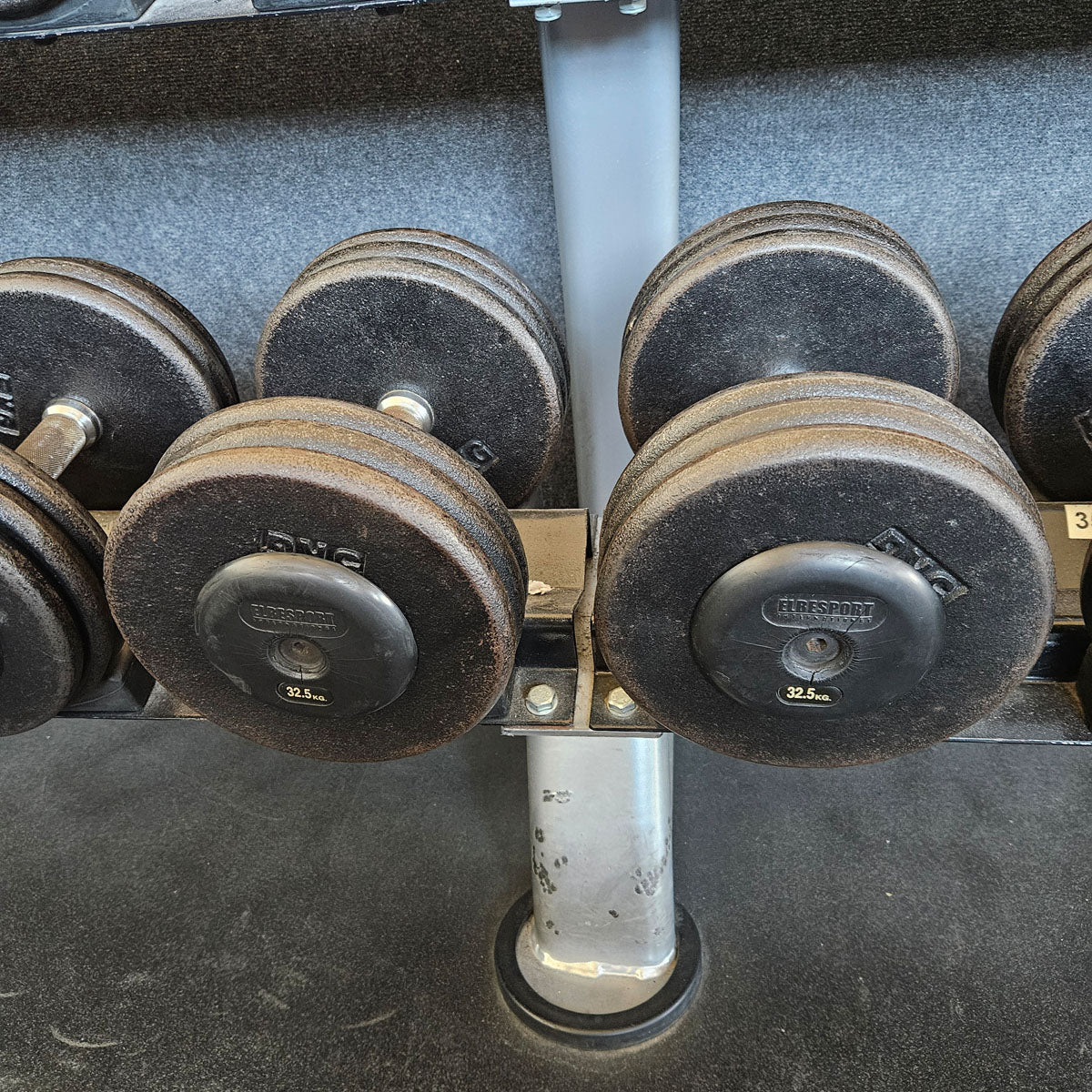 ElbeSport Kurzhantelsatz aus Guss von 2,5 bis 50kg in 2,5kg Stufen ( 20 Paare ) Oldschool, INKLUSIVE Kurzhantelablagen, gebraucht - mit Gebrauchsspuren