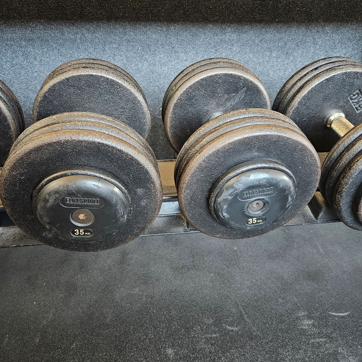 ElbeSport Kurzhantelsatz aus Guss von 2,5 bis 50kg in 2,5kg Stufen ( 20 Paare ) Oldschool, INKLUSIVE Kurzhantelablagen, gebraucht - mit Gebrauchsspuren