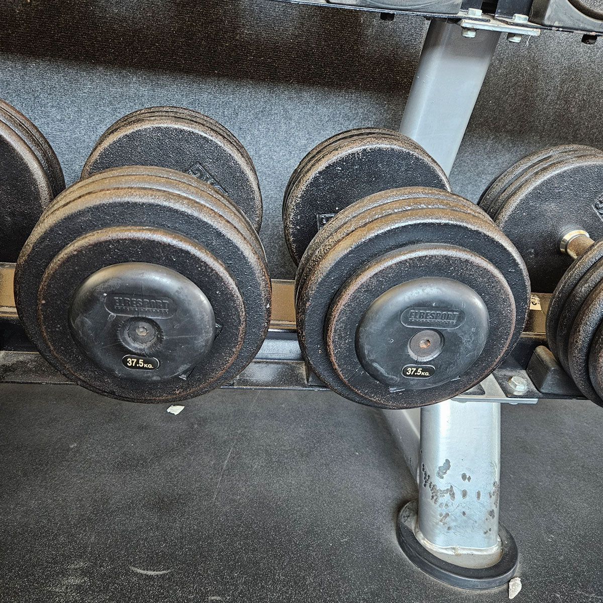 ElbeSport Kurzhantelsatz aus Guss von 2,5 bis 50kg in 2,5kg Stufen ( 20 Paare ) Oldschool, INKLUSIVE Kurzhantelablagen, gebraucht - mit Gebrauchsspuren