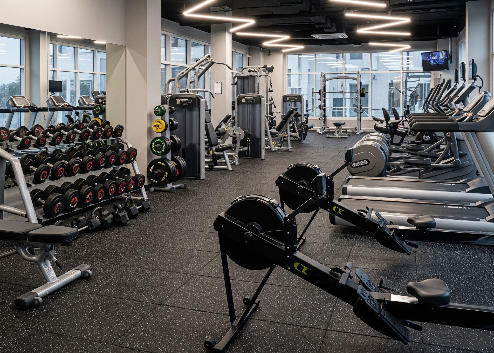 Fitnessstudio mit diversen Kraftgeräte, Cardiogeräten und Hanteln