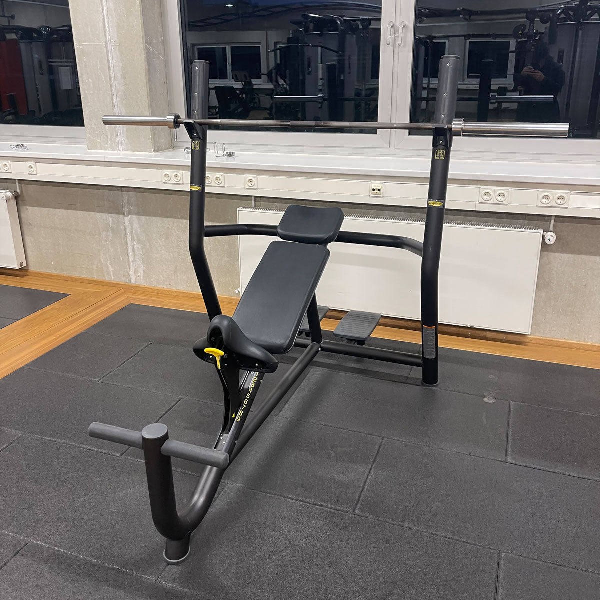 Technogym Schrägdrückerbank, Olympic Inclined Bench, Hantelbank zum Schrägbankdrücken, Rahmenfarbe Schwarz, gebraucht - überholter Zustand