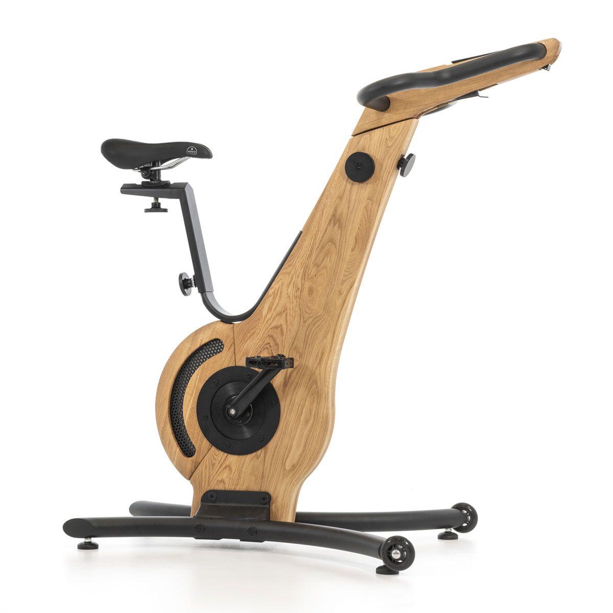 Holz-Design Heimtrainer mit Sattel und Pedalen, seitliche Ansicht.