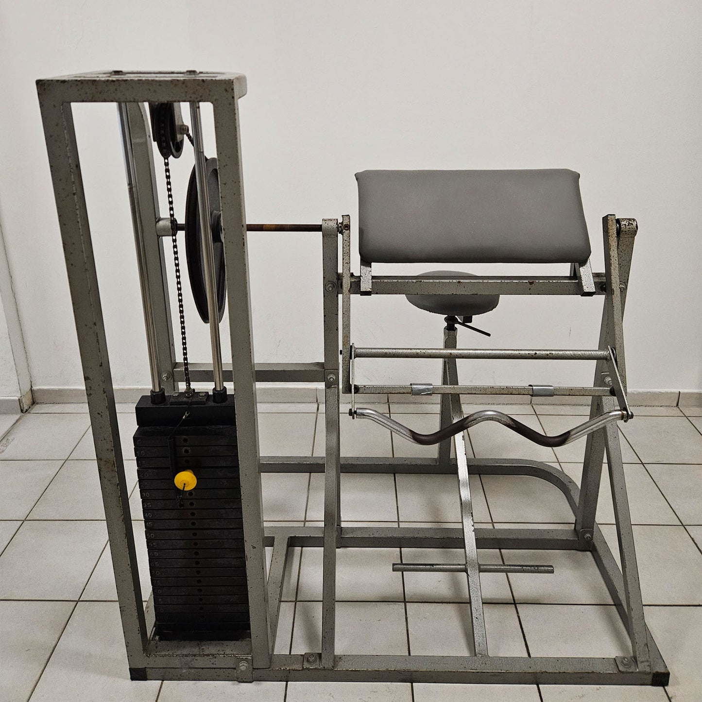 Beri Sport Bizepsmaschine SZ Curl, Scottcurl Machine, Oldschool Bodybuilding Kraftgerät, Rahmenfarbe Silber, gebraucht mit Gebrauchsspuren
