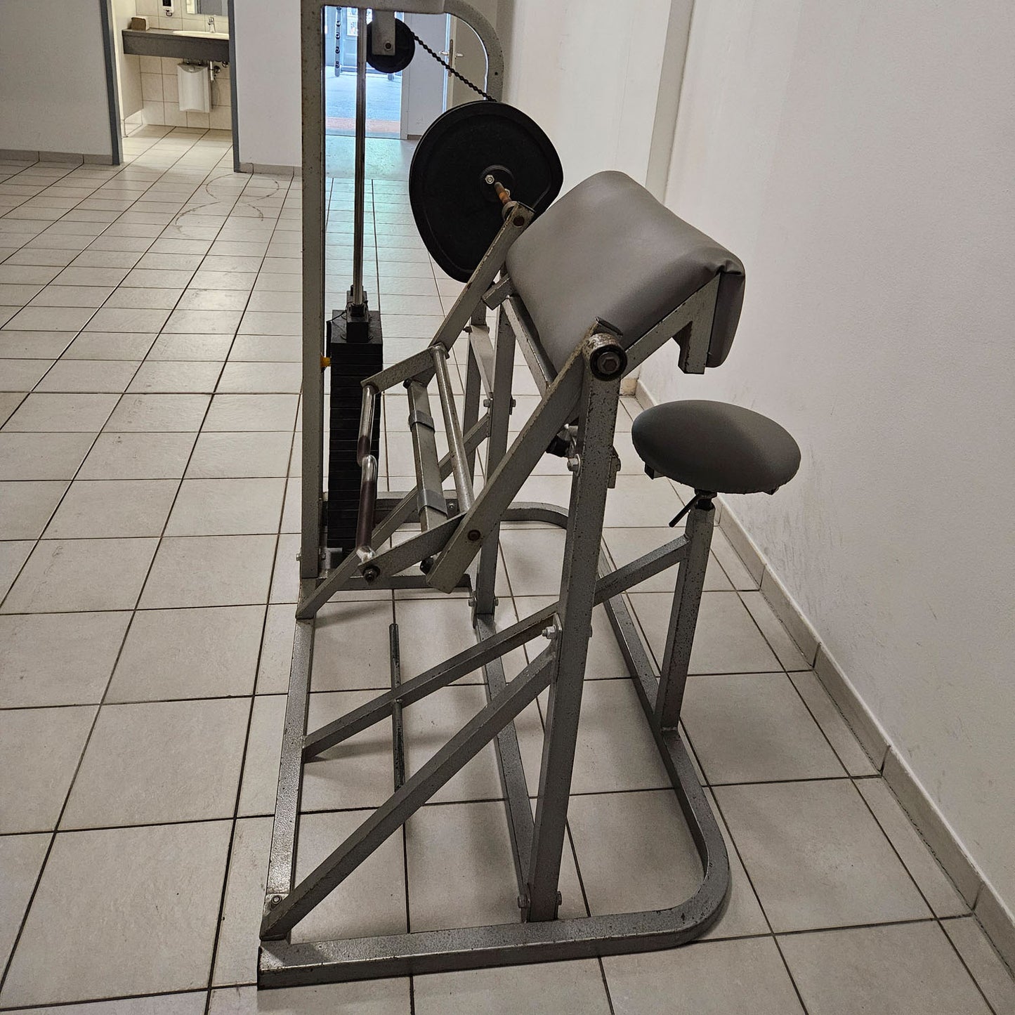 Beri Sport Bizepsmaschine SZ Curl, Scottcurl Machine, Oldschool Bodybuilding Kraftgerät, Rahmenfarbe Silber, gebraucht mit Gebrauchsspuren