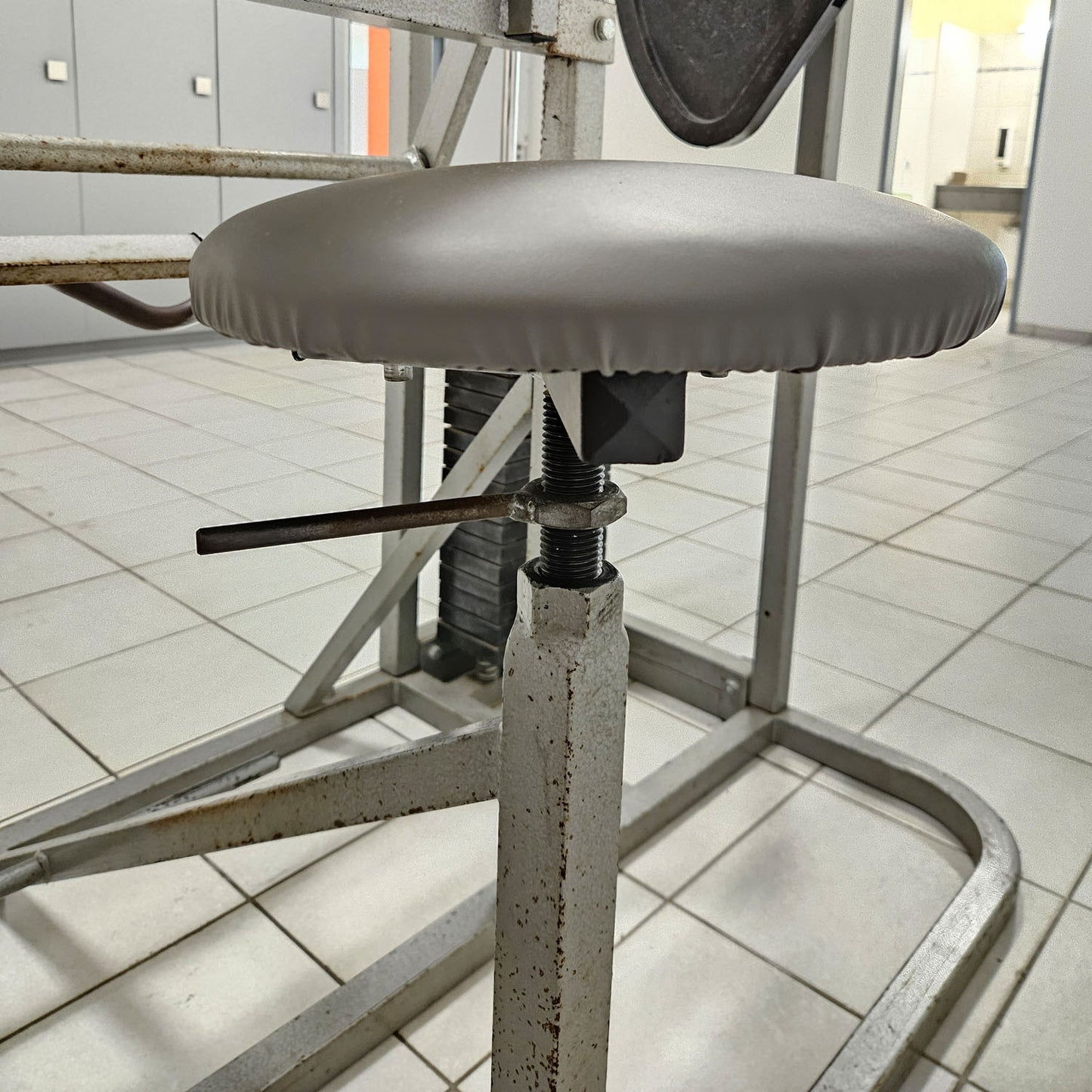 Beri Sport Bizepsmaschine SZ Curl, Scottcurl Machine, Oldschool Bodybuilding Kraftgerät, Rahmenfarbe Silber, gebraucht mit Gebrauchsspuren