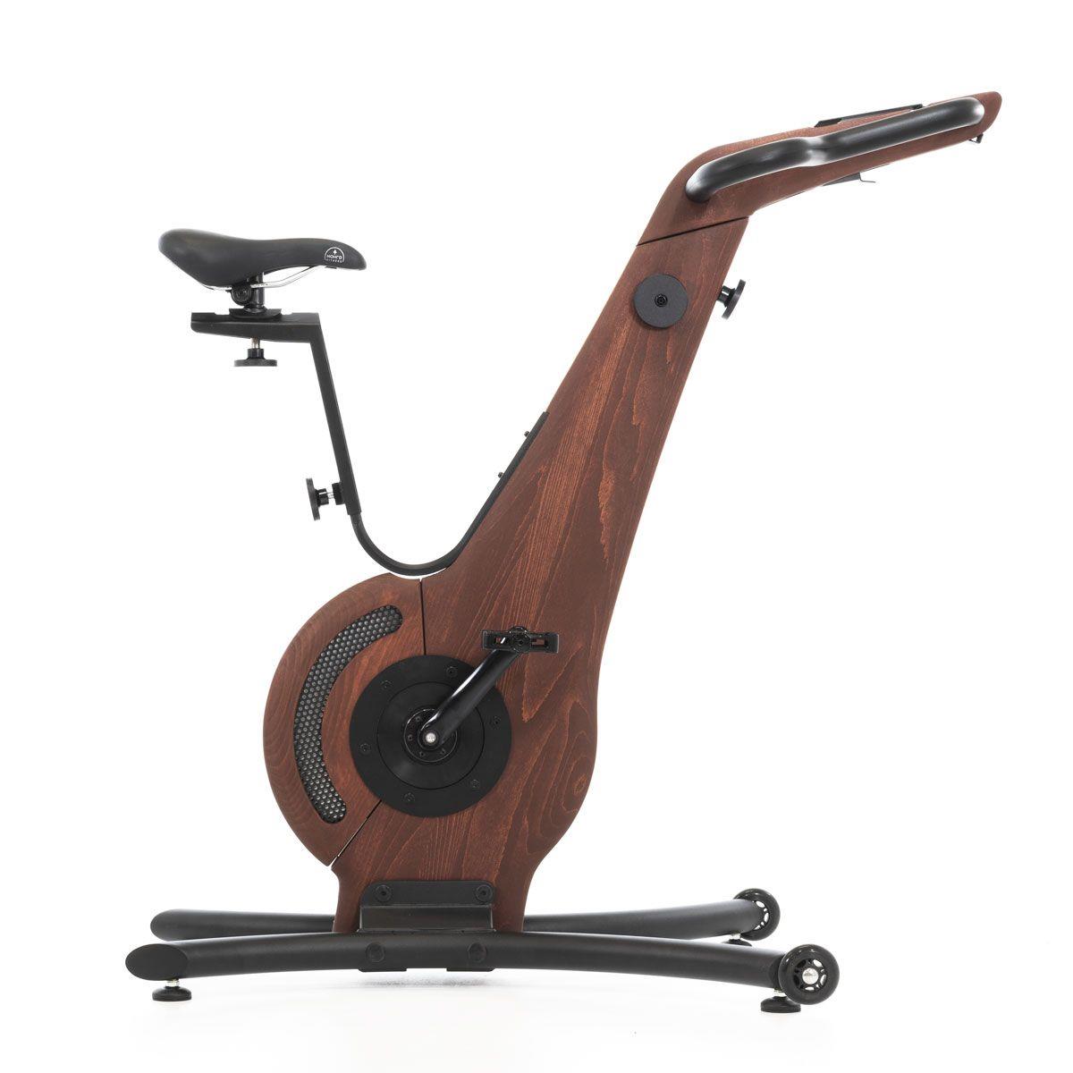 Holz-Design Heimtrainer mit Sattel und Pedalen, seitliche Ansicht.