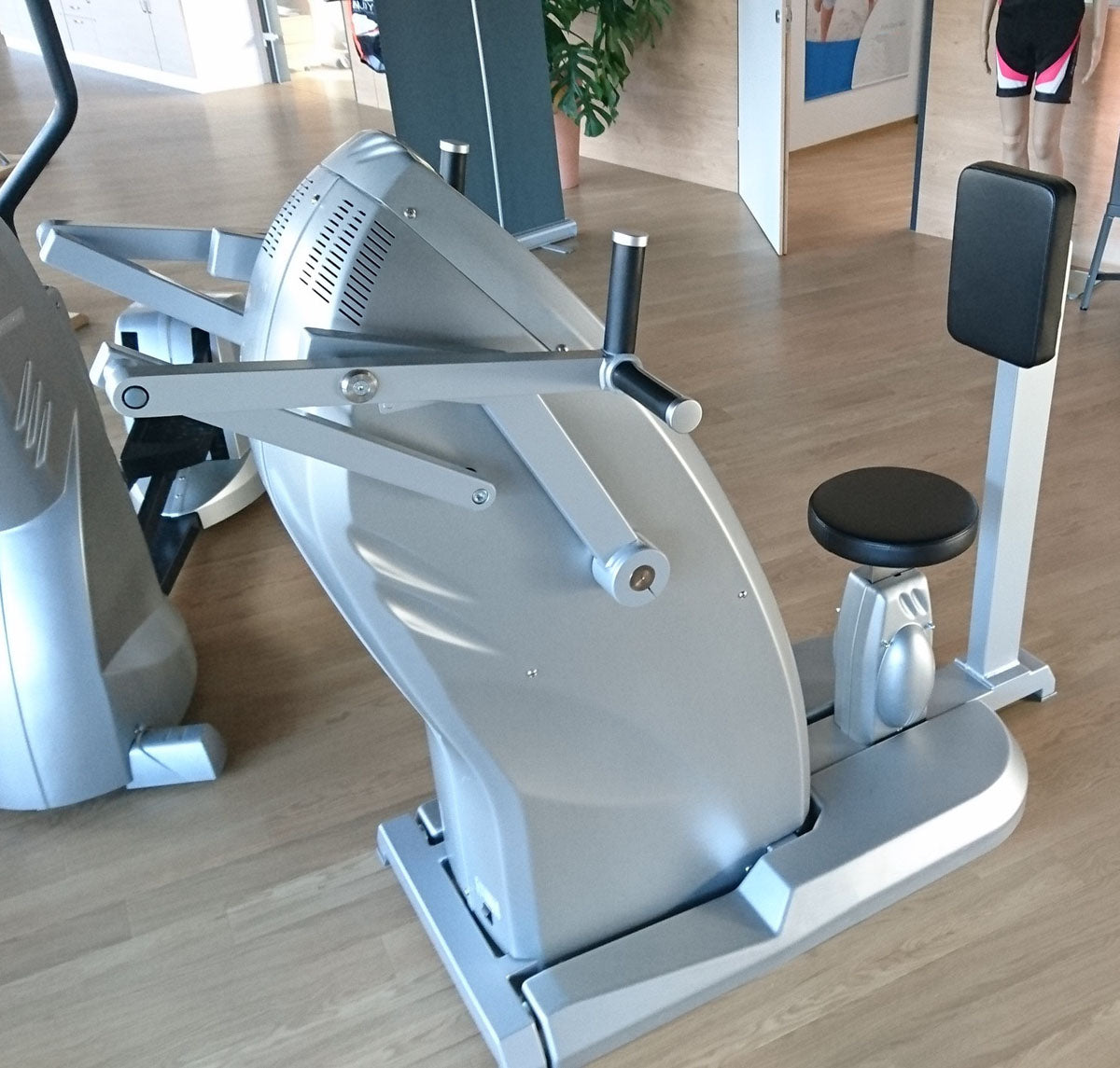 Milon strength-endurance circuit from 2014, youngtimer, aluminum look, 12 circuit devices, built end of 2013 - delivered 2014 - overhauled and as good as new condition