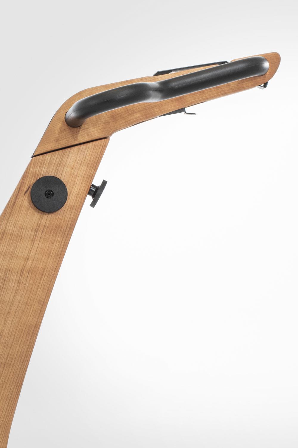 Holzgriff eines Fitnessgeräts mit schwarzem Griffbereich.