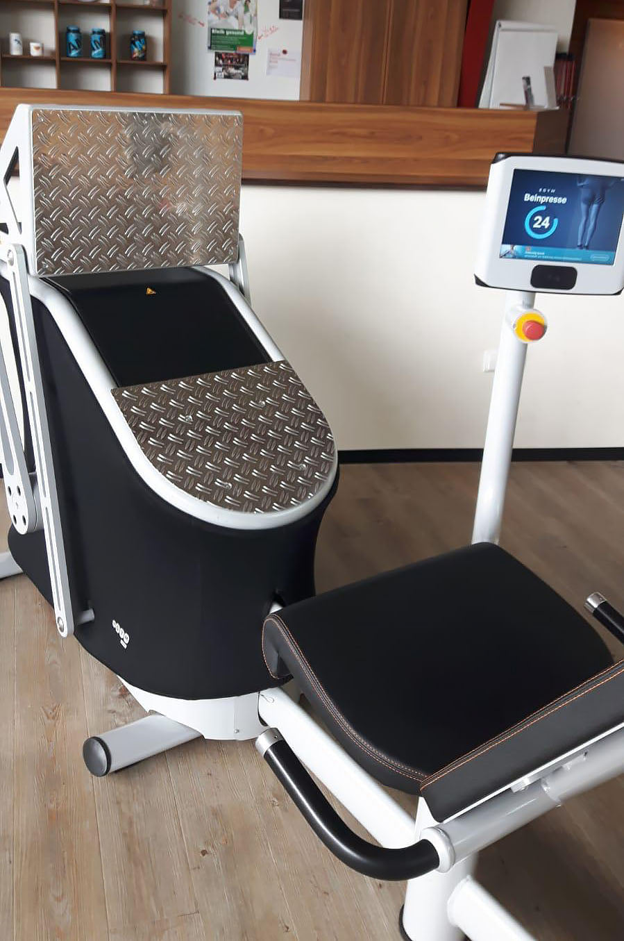 eGym strength circuit, 7 machines, including software and app, built in 2016, used but in mint condition - very good condition