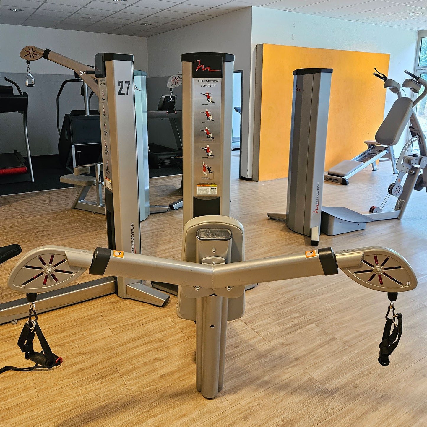 Freemotion Multi-Plane Chest G600 - Brustpresse am Kabel, Kabelzüge für Bankdrücken Brusttraining, Krafttrainingsgerät aus der Genesis Serie, Rahmenfarbe Silber, gebraucht - überholter Zustand