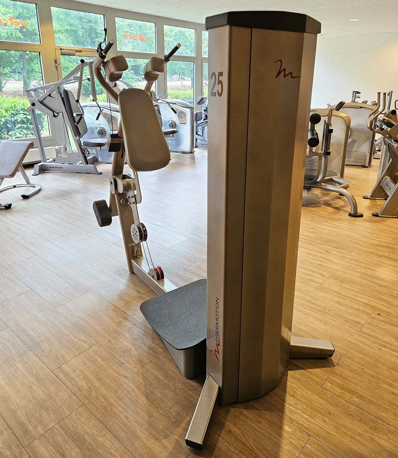 Freemotion Squat G610 - Kniebeugenmaschine, Bein Krafttrainingsgerät aus der Genesis Serie, Rahmenfarbe Silber, gebraucht - überholter Zustand