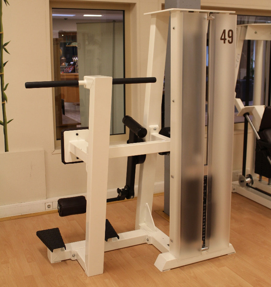 Gym80 Beinbeuger stehend, Leg Curl, Edition Line, Rahmen Weiß, Polster Dunkelbraun, gebraucht - überholter Zustand