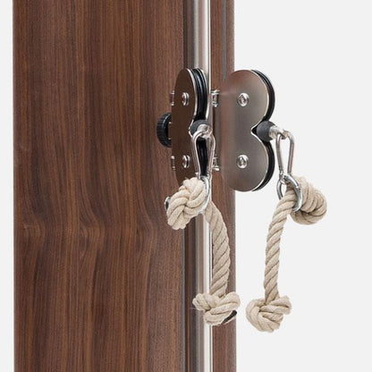 Seilzug an Fitnessgerät mit Holzverkleidung und Metallteilen.