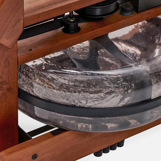Rudergerät mit Wassertank aus Holz, Marke WaterRower sichtbar.